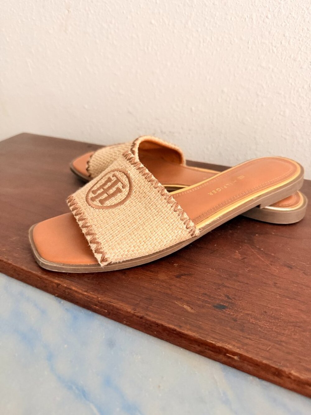 Tommy Hilfiger Coastal Slide Sandals – Natural Raffia & Tan